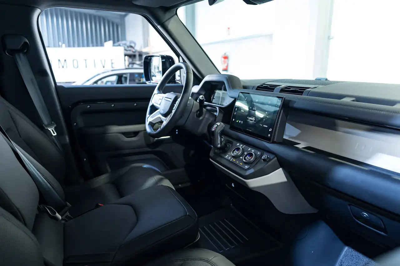Land Rover Defender - 9