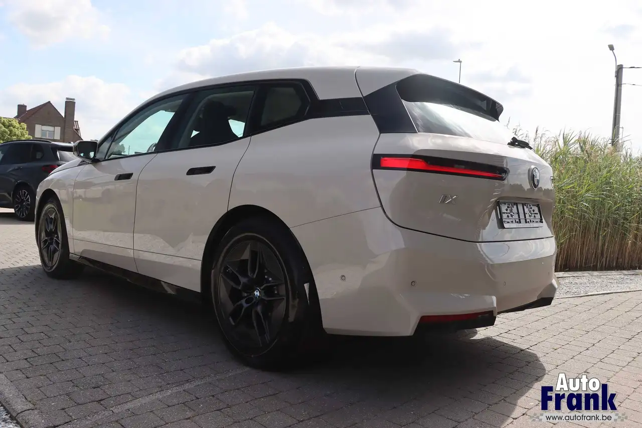 BMW iX - 5