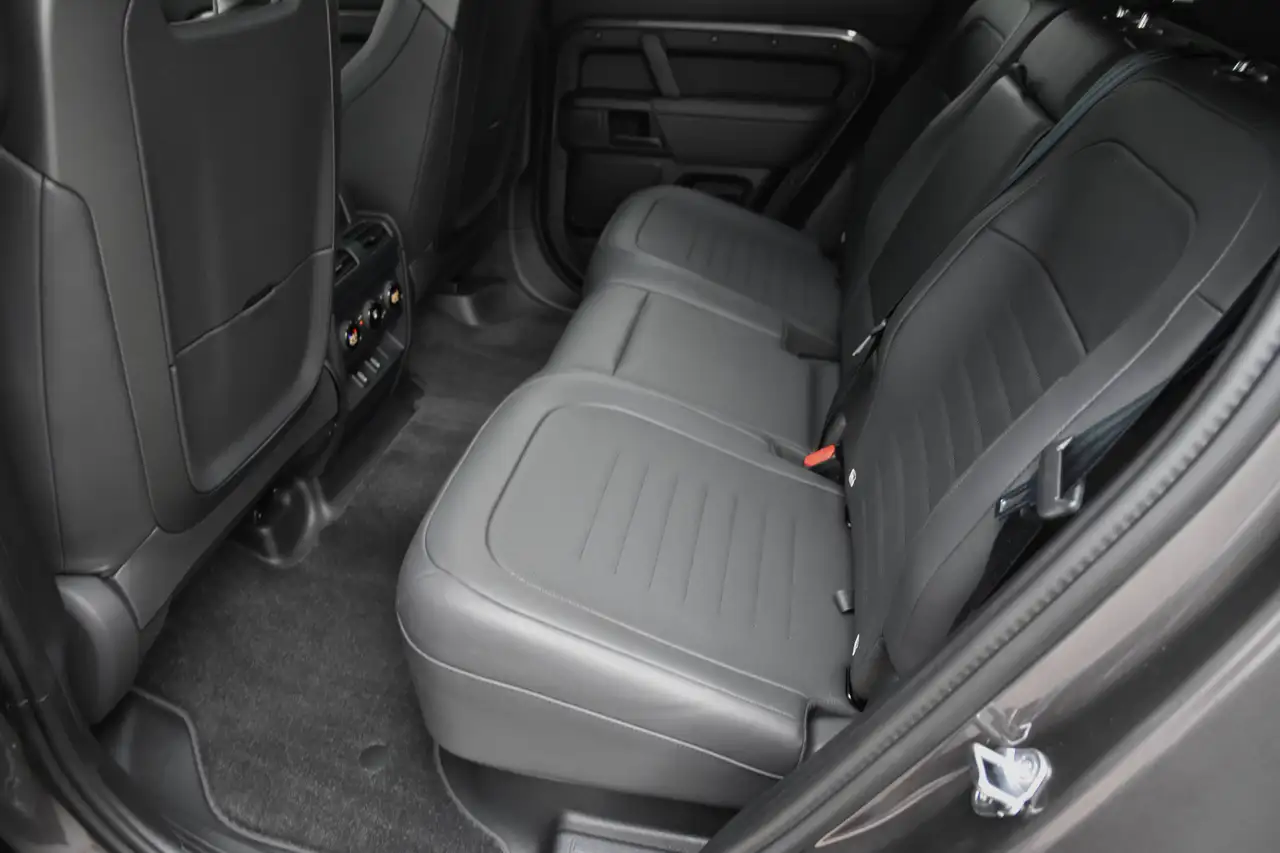 Land Rover Defender - 12