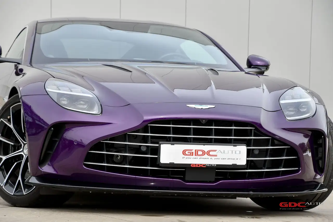 Aston Martin Vantage - 5