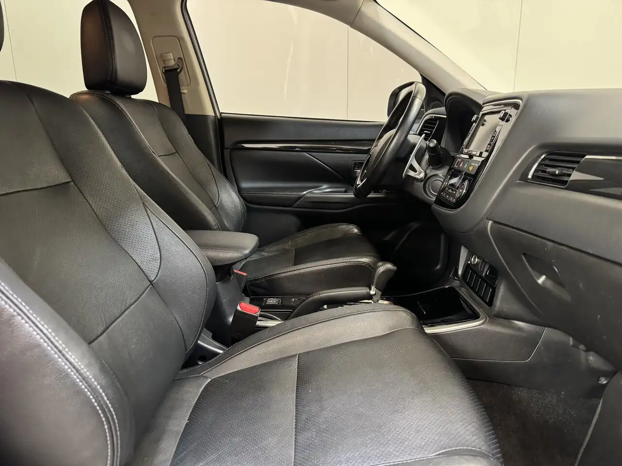 Mitsubishi Outlander - 2