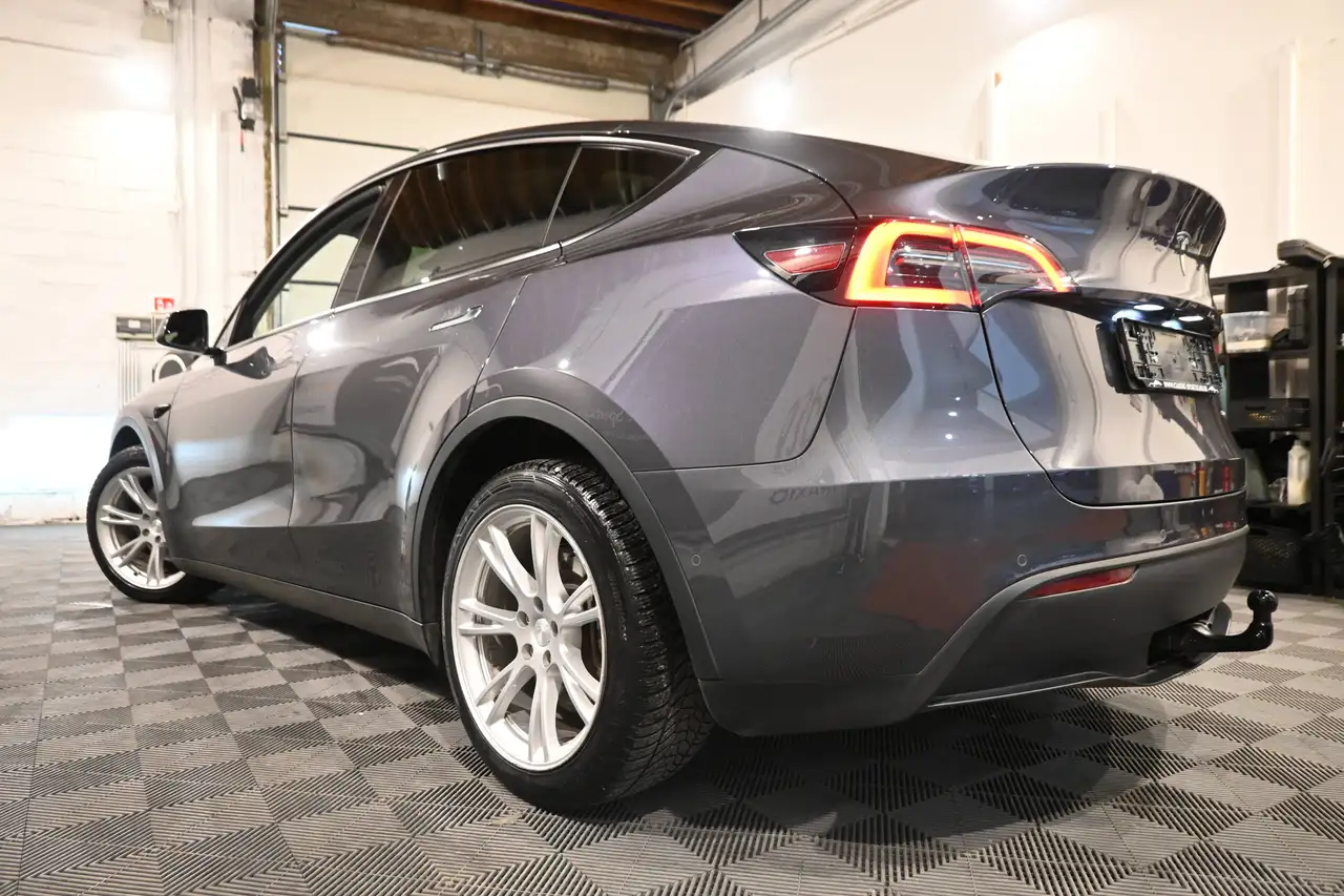 Tesla Model Y - 8