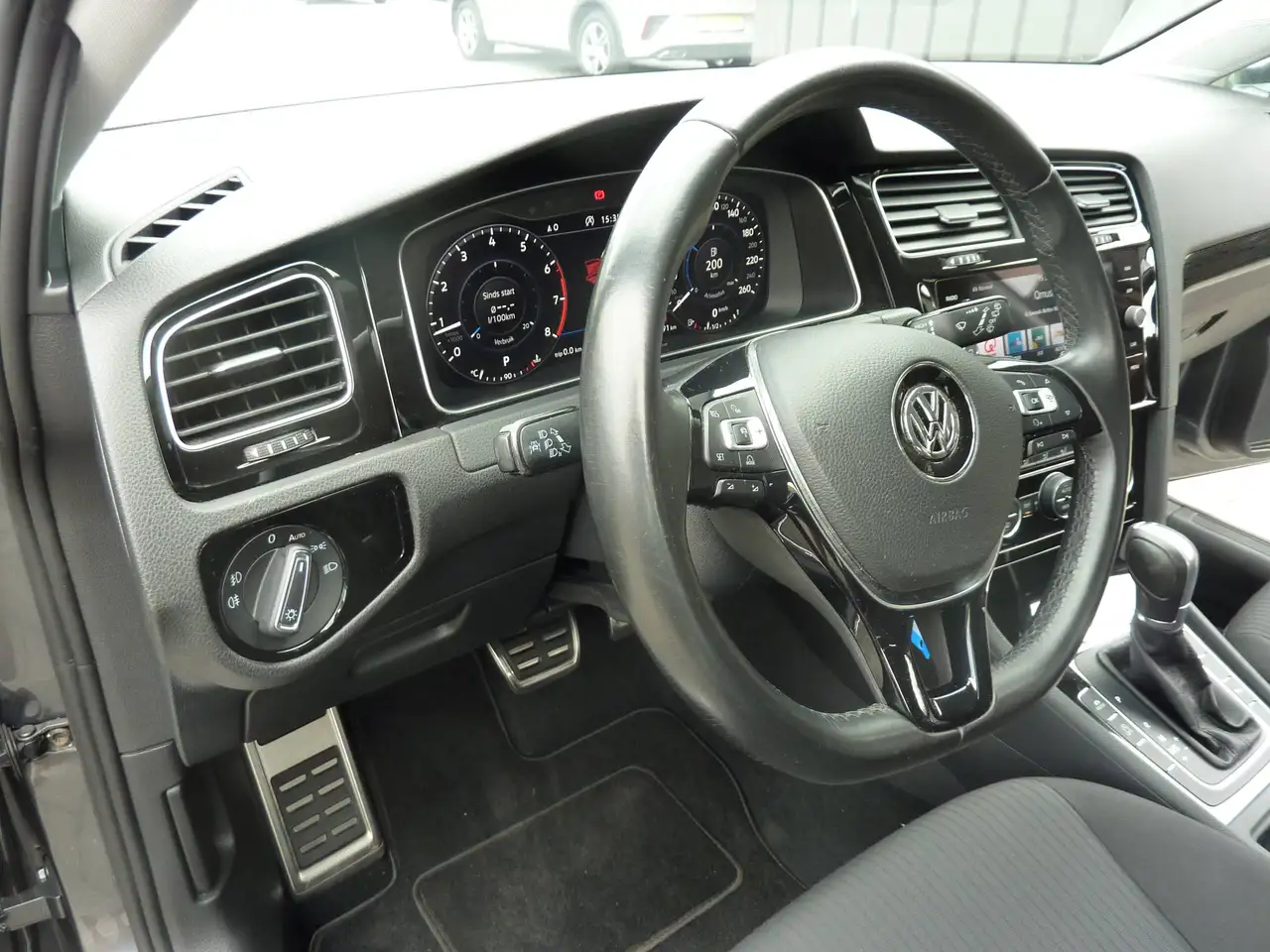 Volkswagen Golf - 11