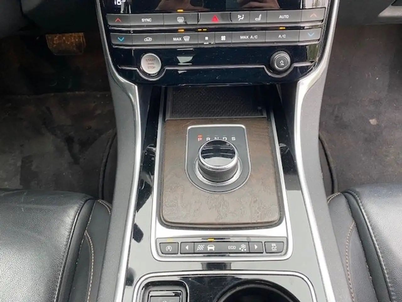 Jaguar XE - 10