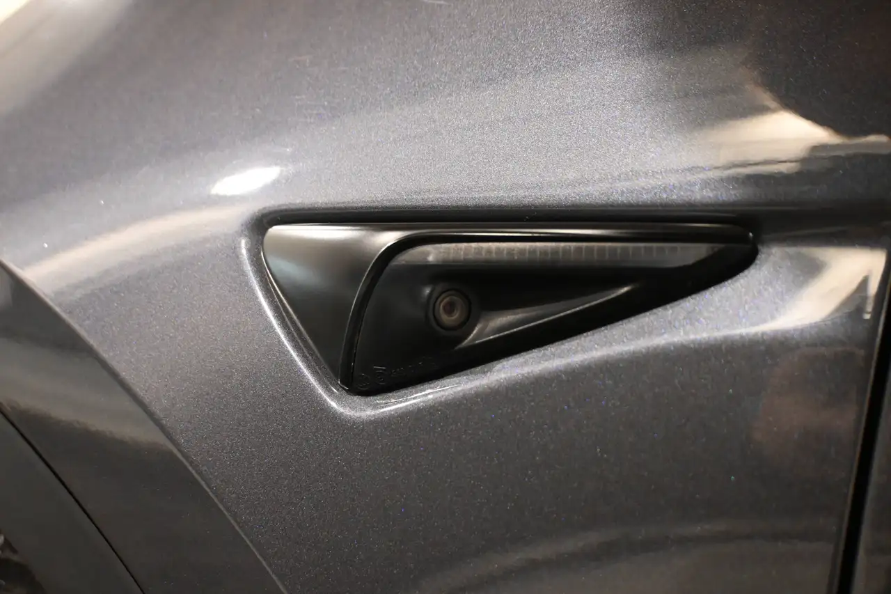 Tesla Model Y - 11