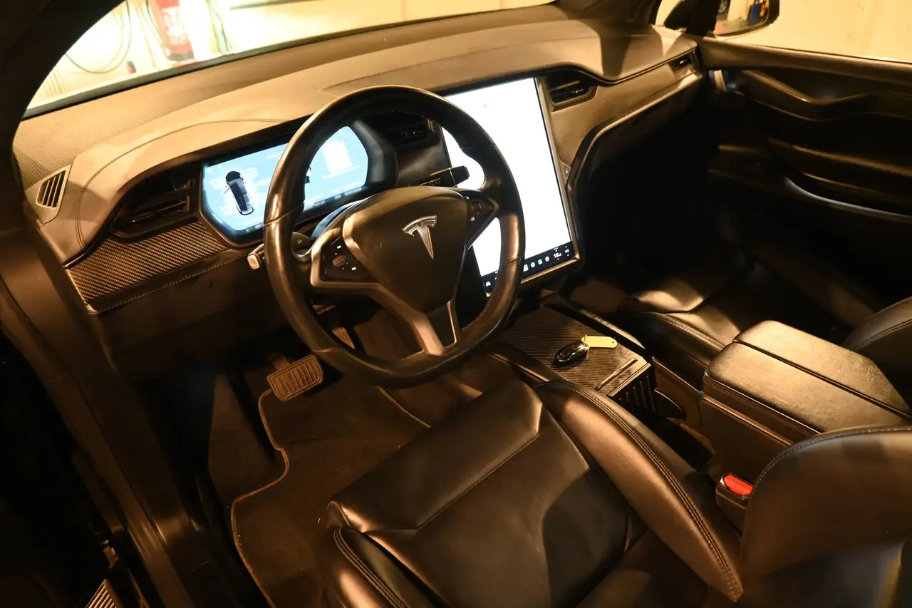 Tesla Model X - 12