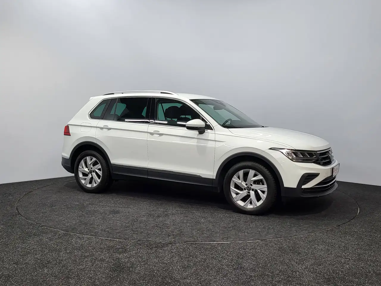 Volkswagen Tiguan - 8