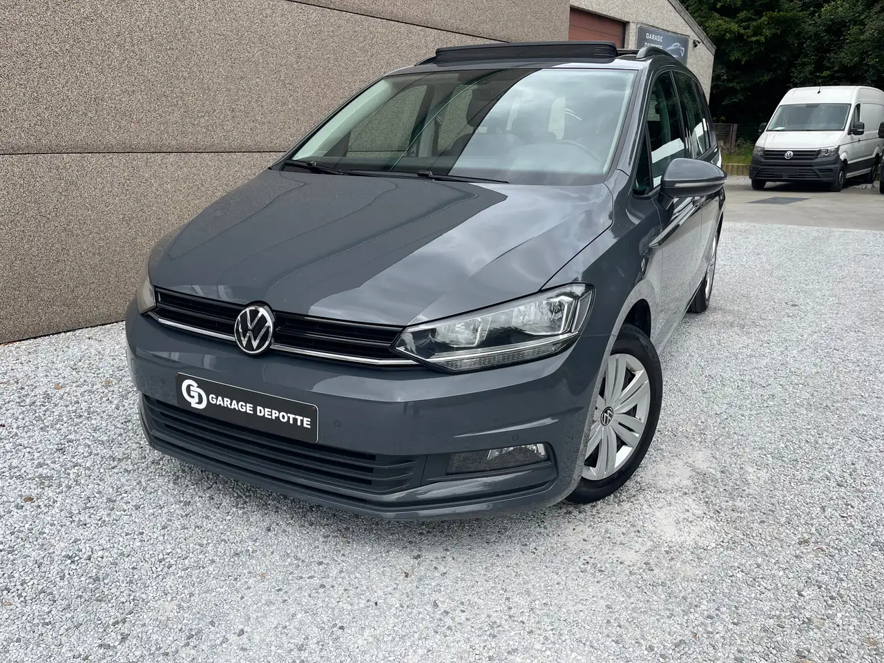 Volkswagen Touran - 1
