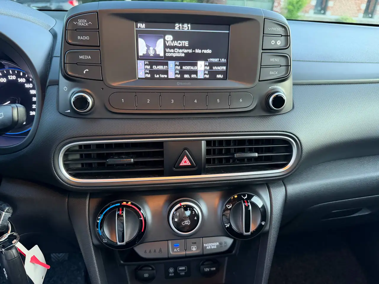 Hyundai KONA - 12