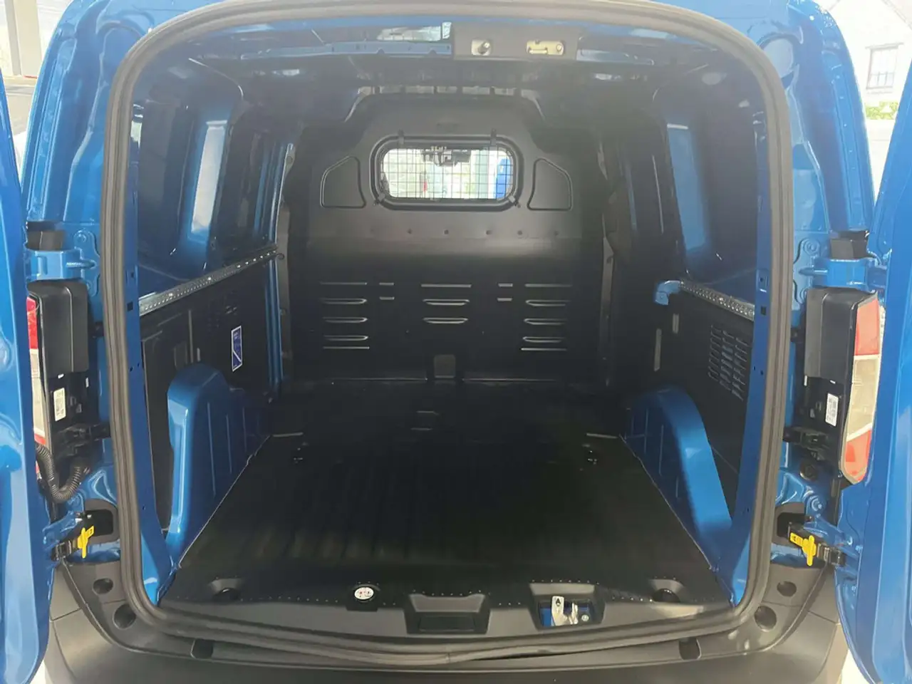 Ford Transit Courier - 10