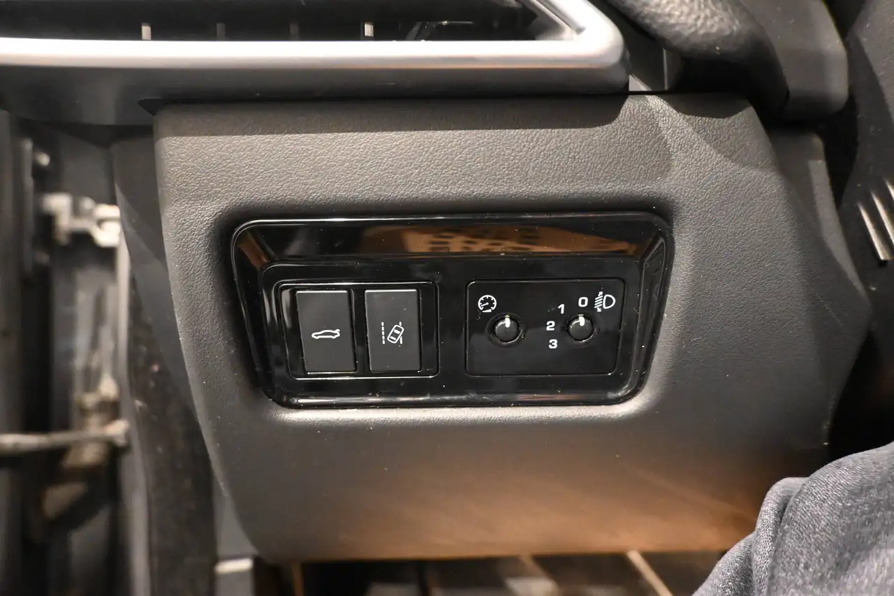 Jaguar XE - 10