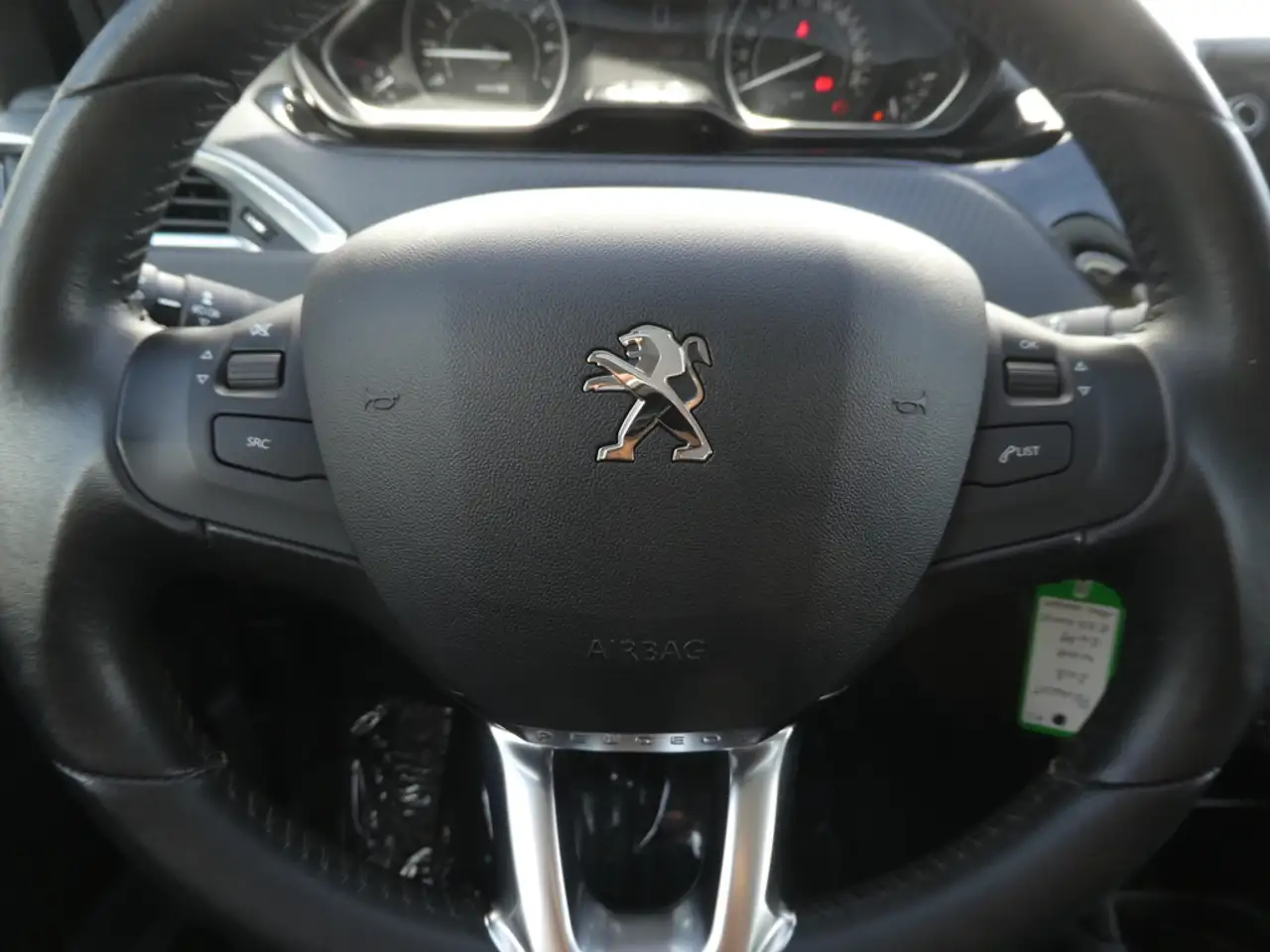 Peugeot 208 - 8
