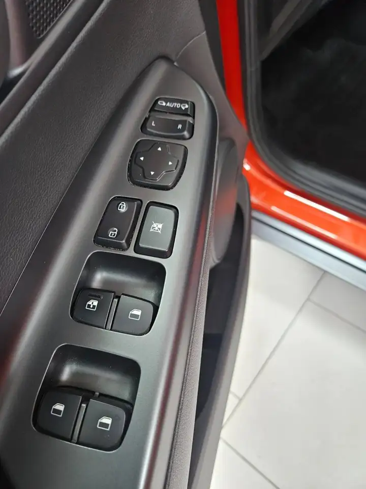 Hyundai KONA - 12