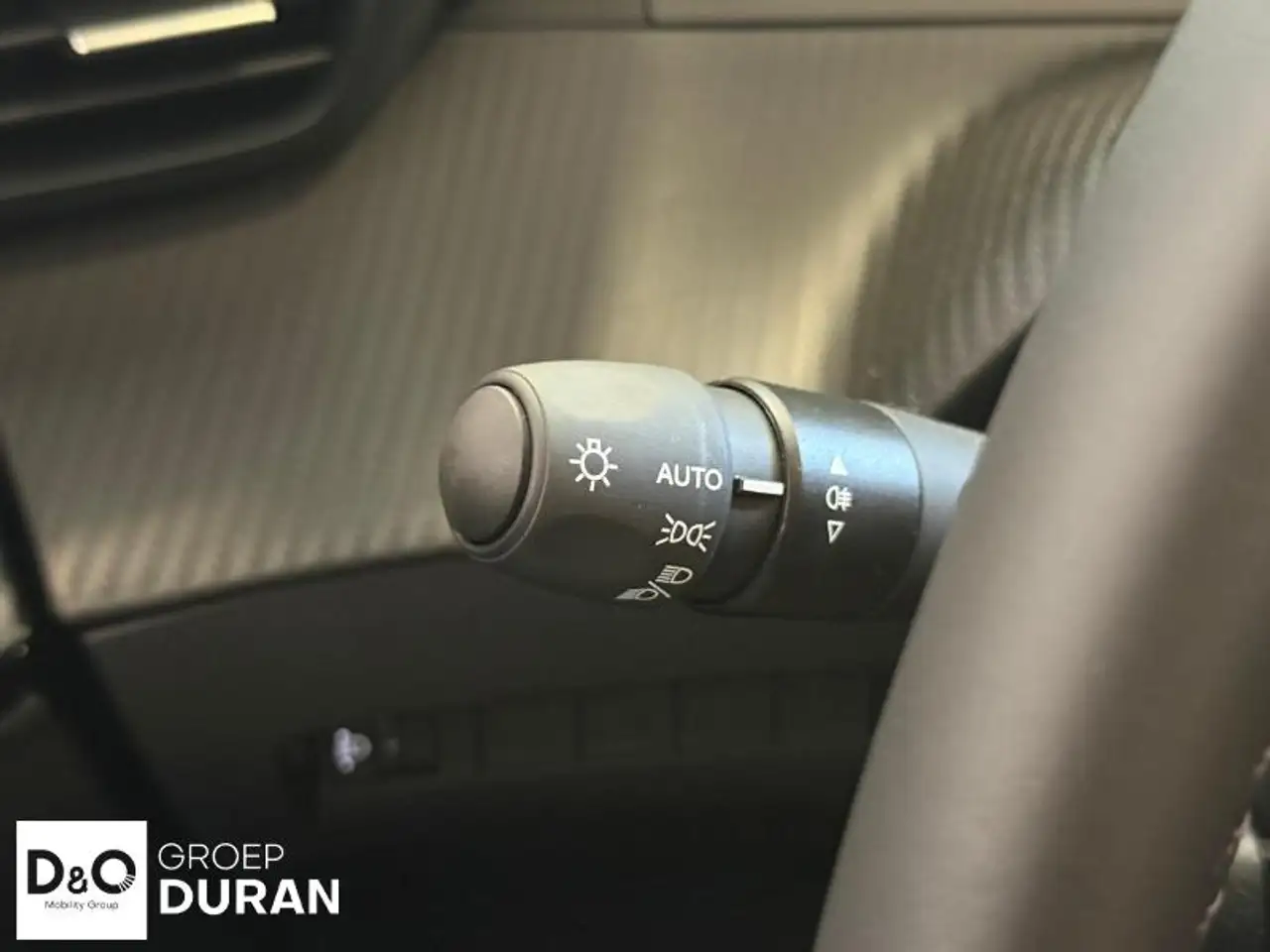Peugeot 208 - 8