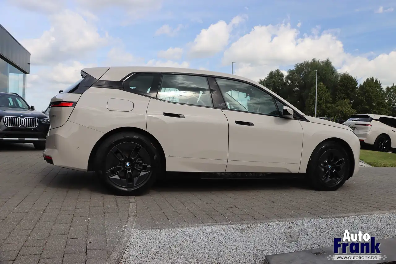 BMW iX - 8
