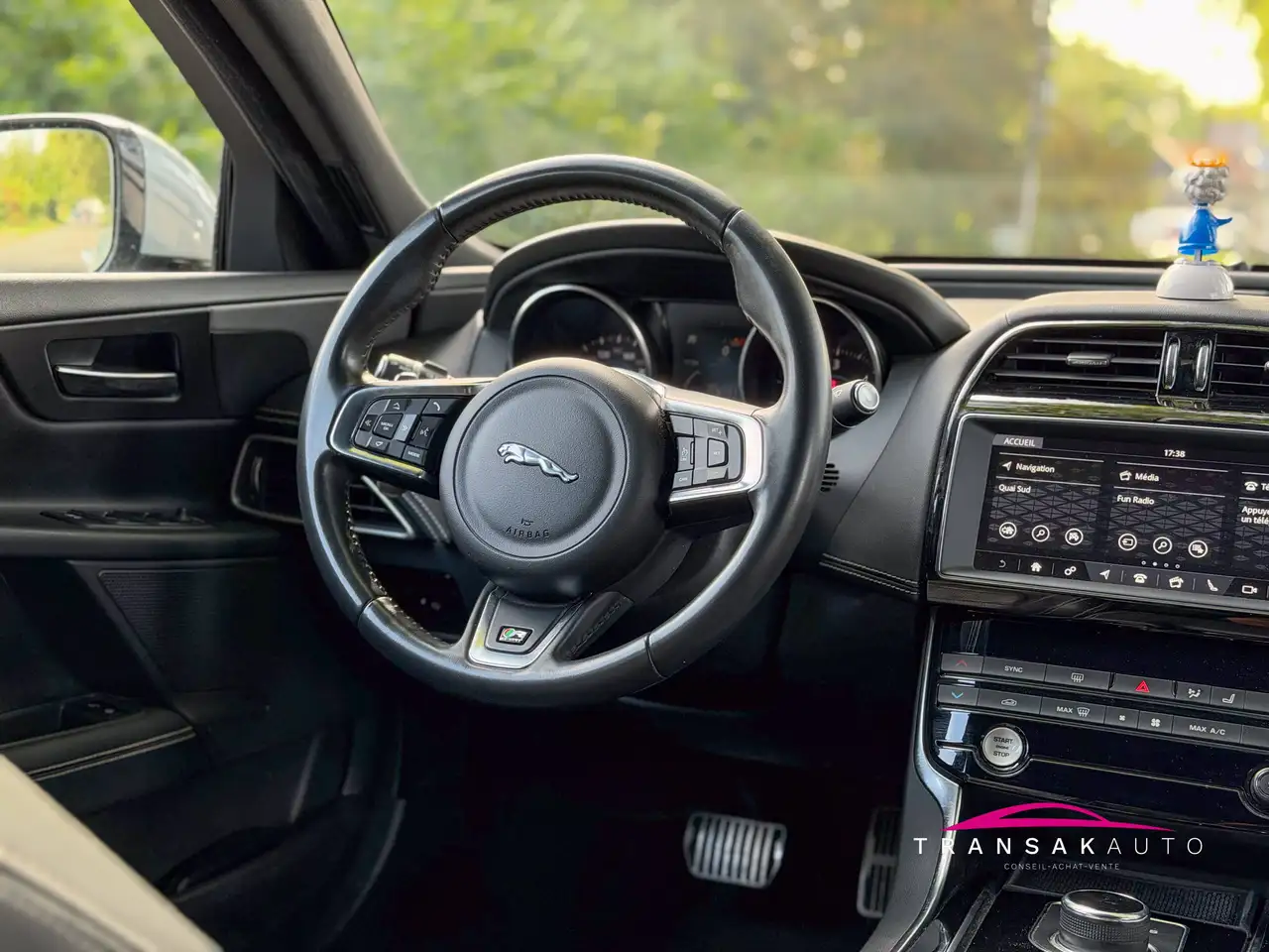 Jaguar XE - 10