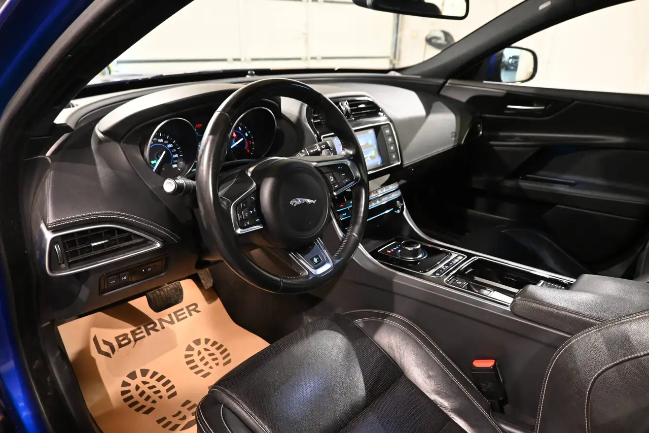Jaguar XE - 10