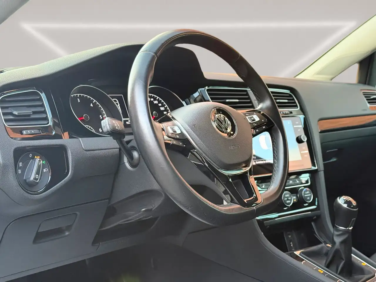 Volkswagen Golf - 11
