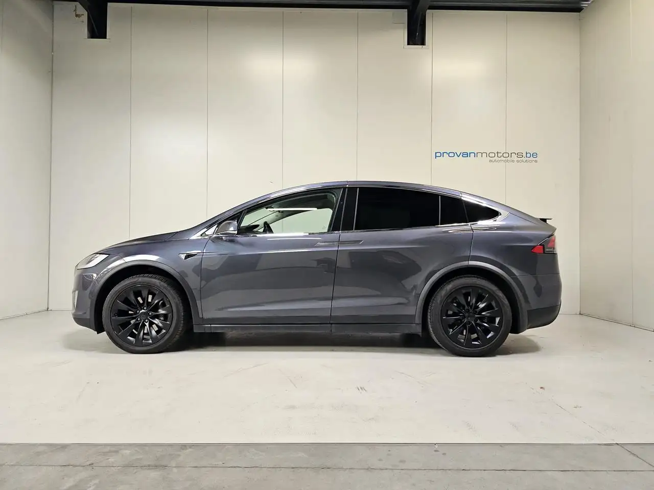 Tesla Model X - 8