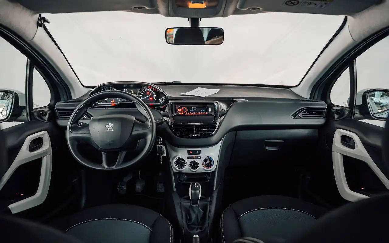 Peugeot 208 - 12