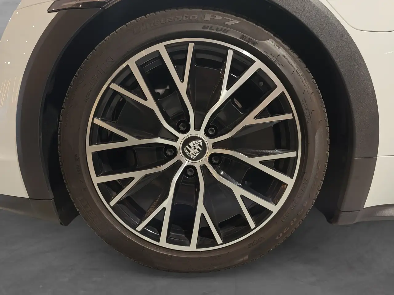Porsche Taycan - 11