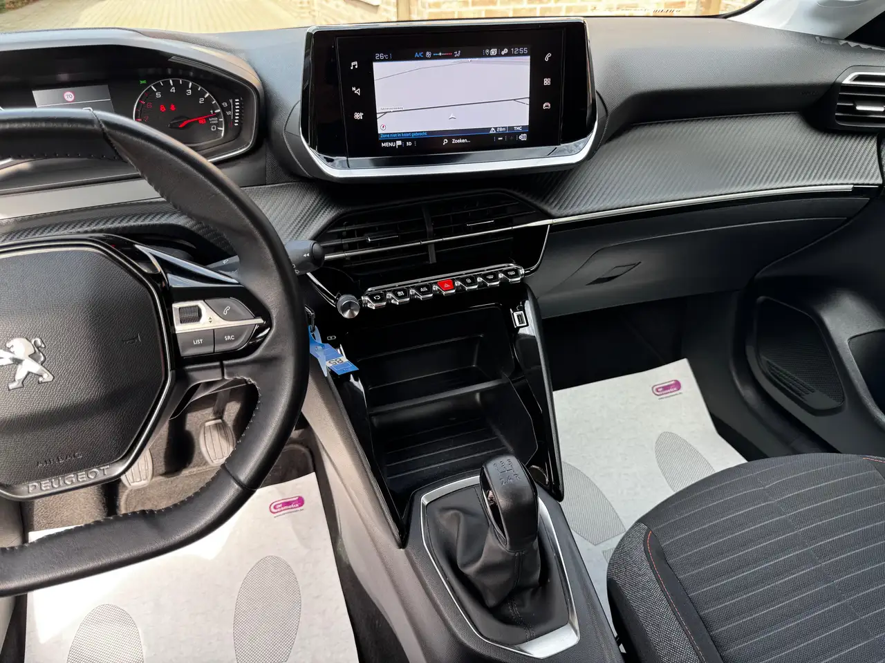 Peugeot 208 - 10