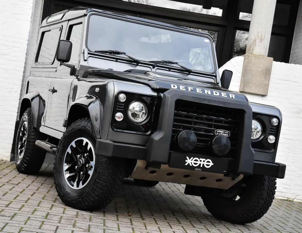 Land Rover Defender - 2