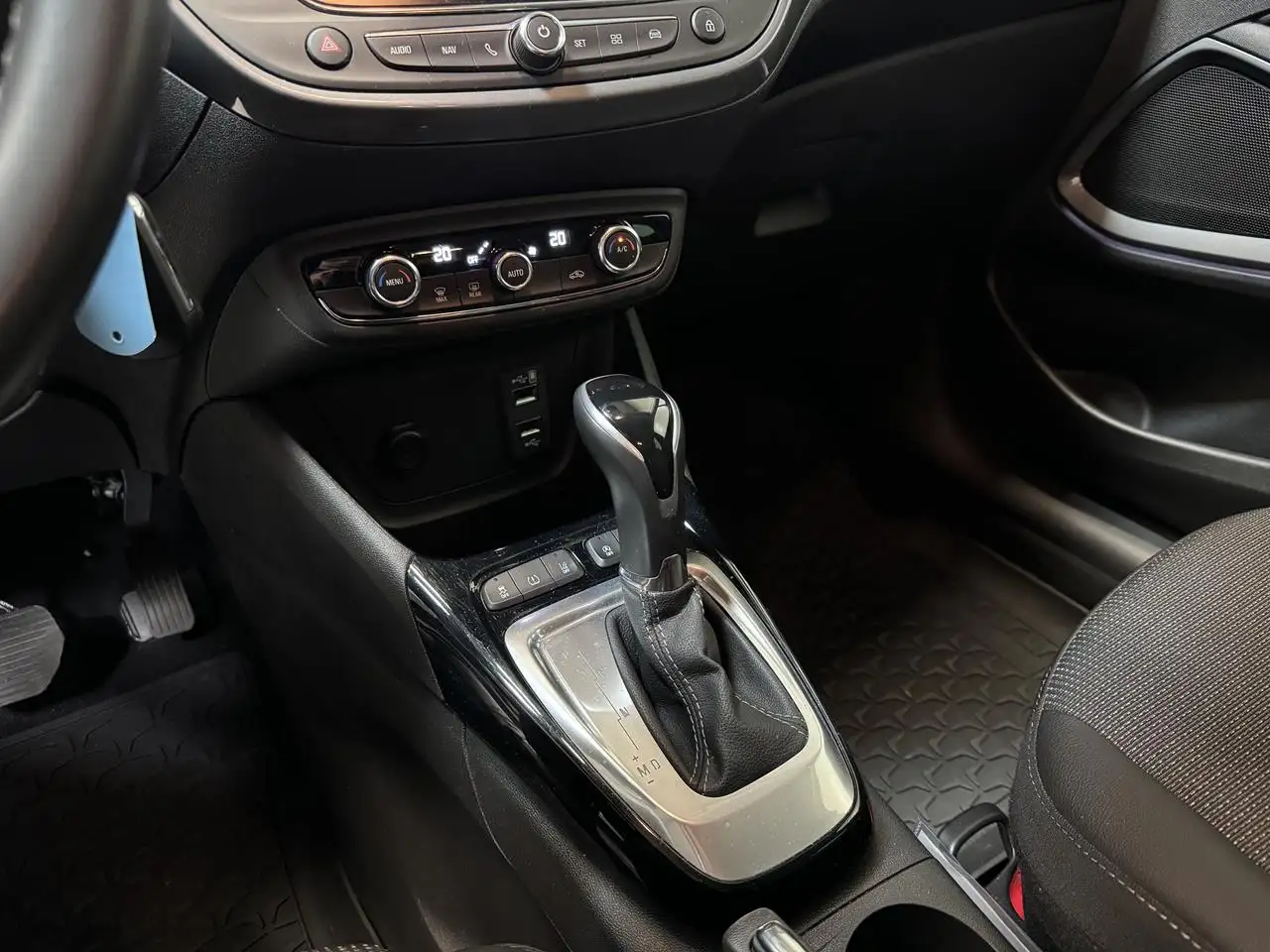 Opel Crossland X - 12
