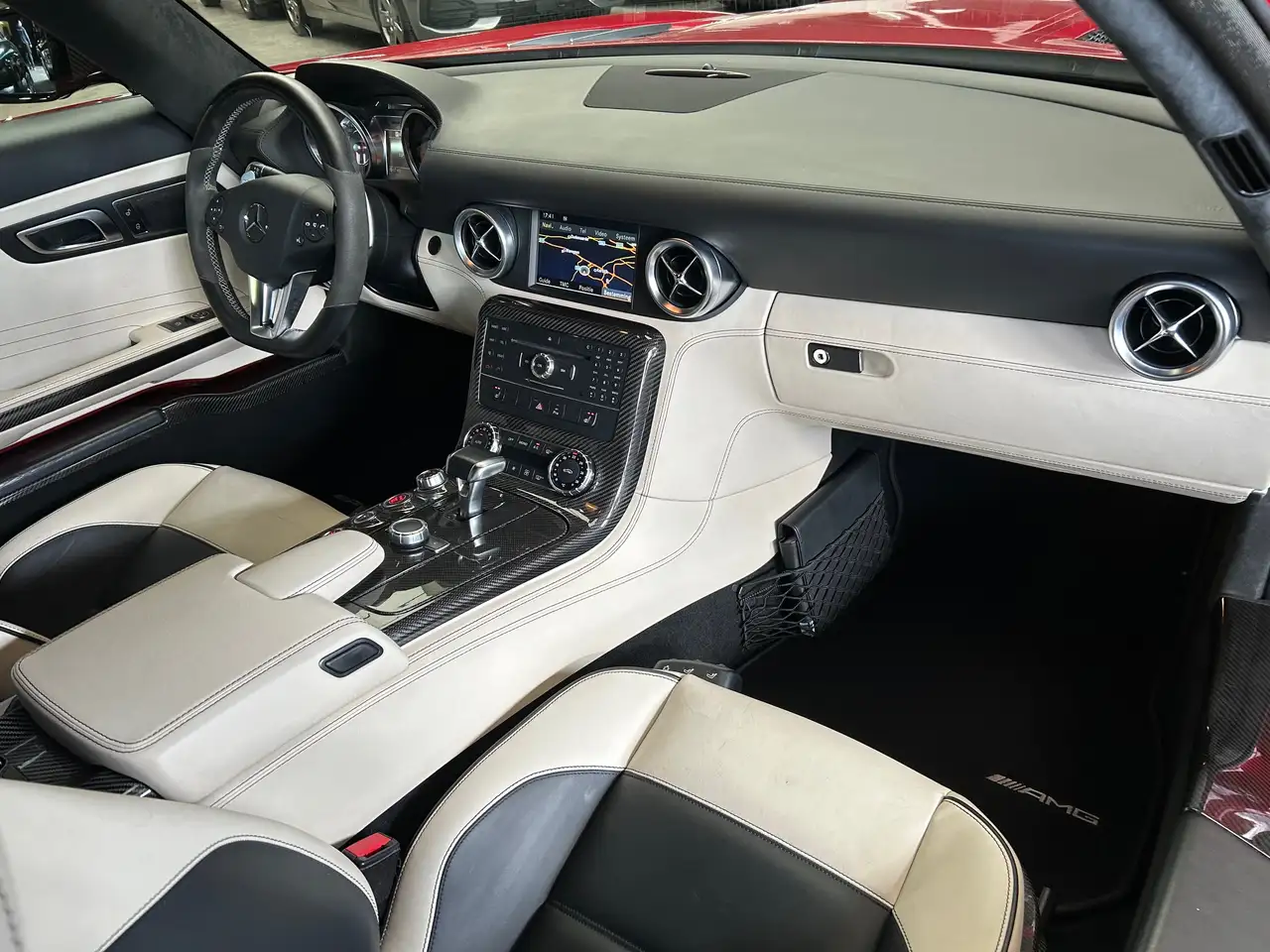 Mercedes-Benz SLS - 11