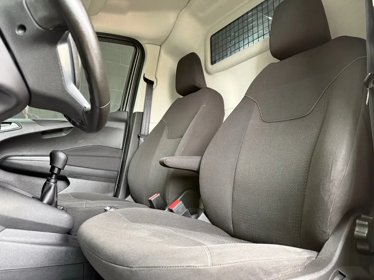 Ford Transit Courier - 11