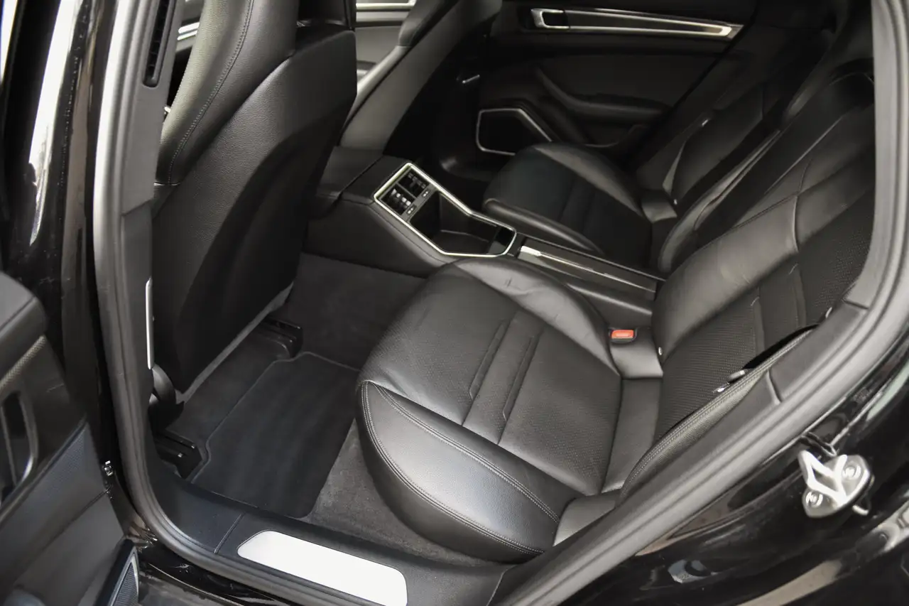 Porsche Panamera - 12