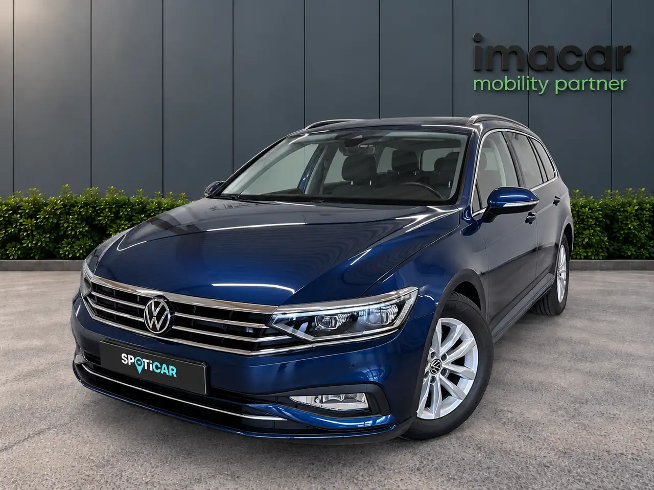 Volkswagen Passat - 1