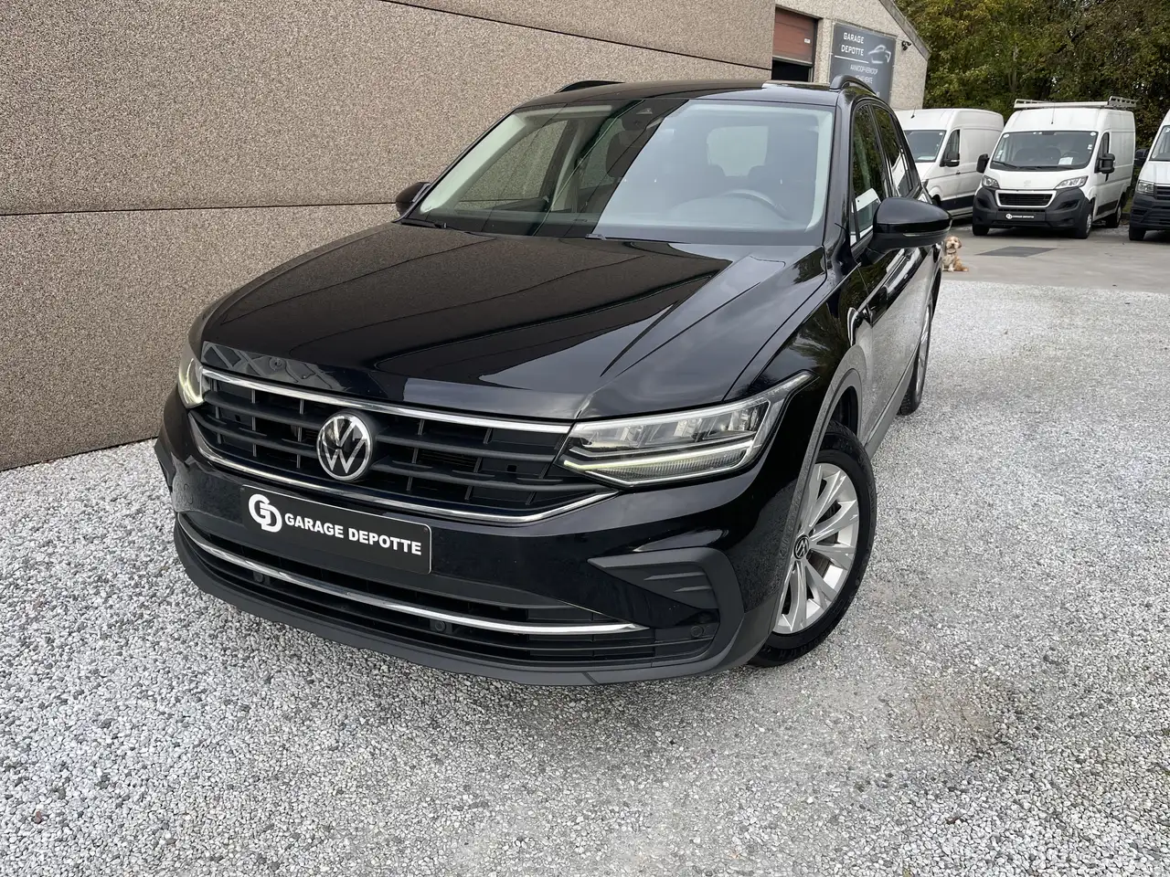 Volkswagen Tiguan - 1
