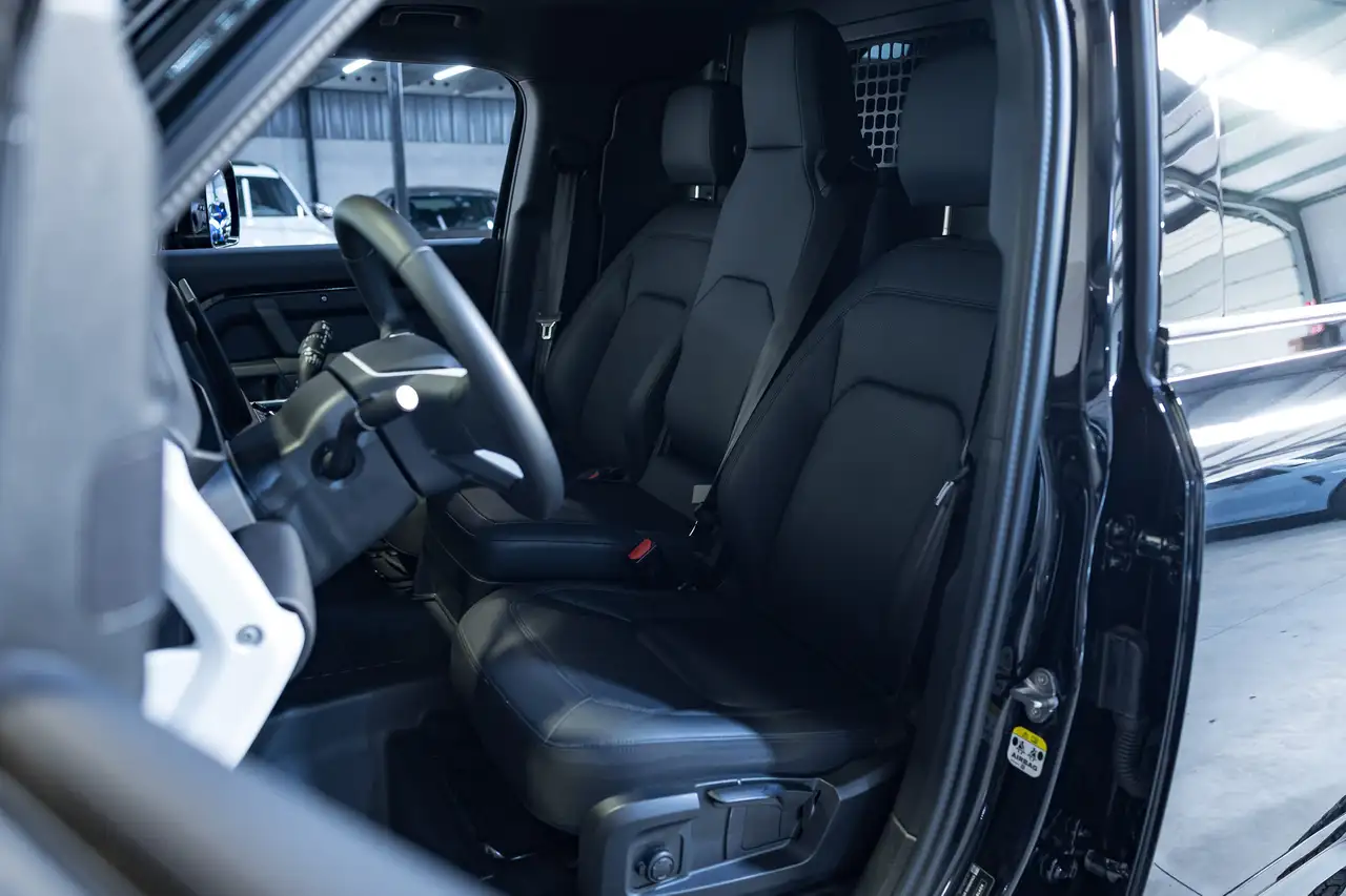Land Rover Defender - 7