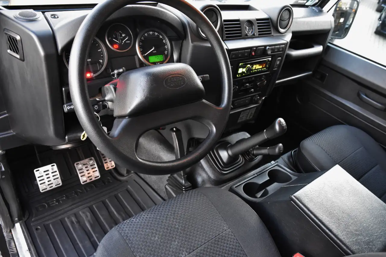Land Rover Defender - 4