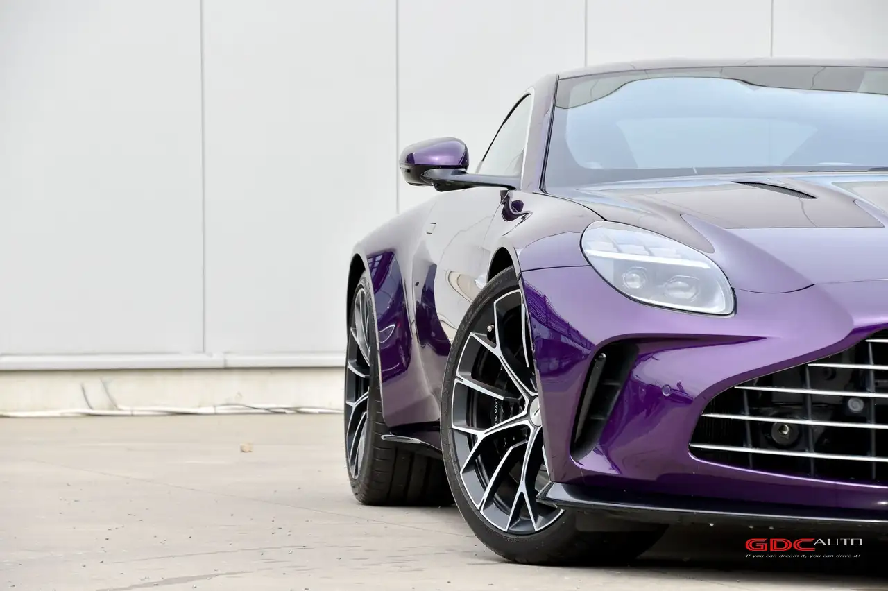 Aston Martin Vantage - 6