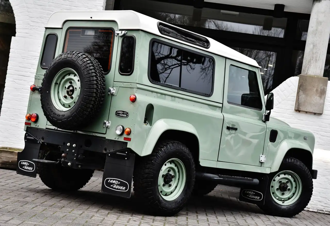 Land Rover Defender - 8