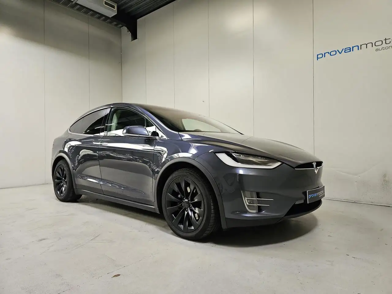 Tesla Model X - 5
