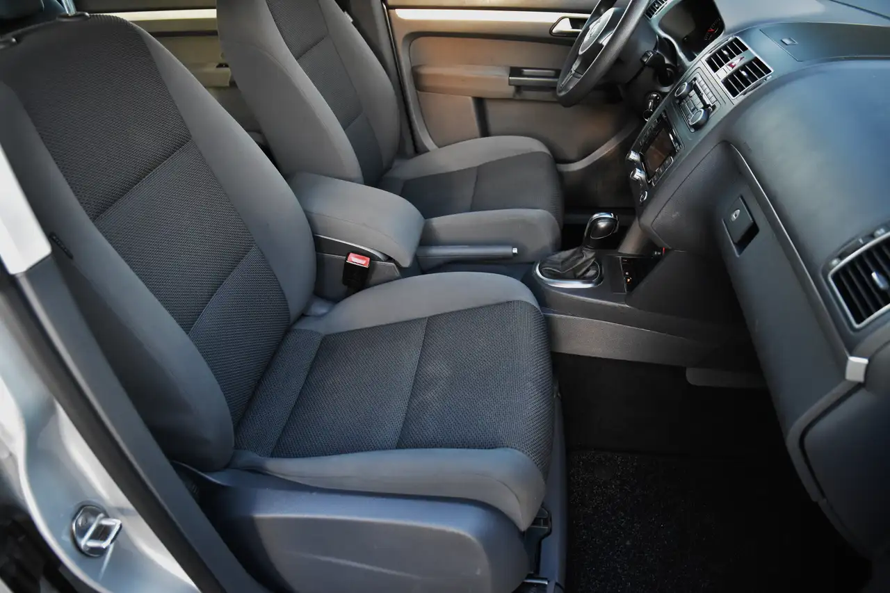 Volkswagen Touran - 12