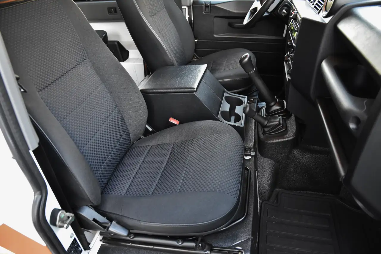 Land Rover Defender - 12
