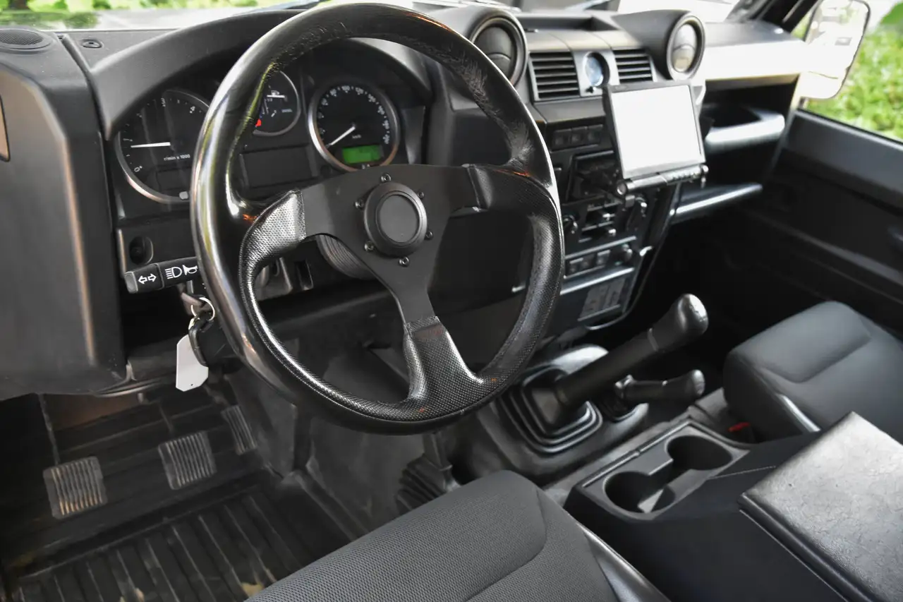 Land Rover Defender - 4