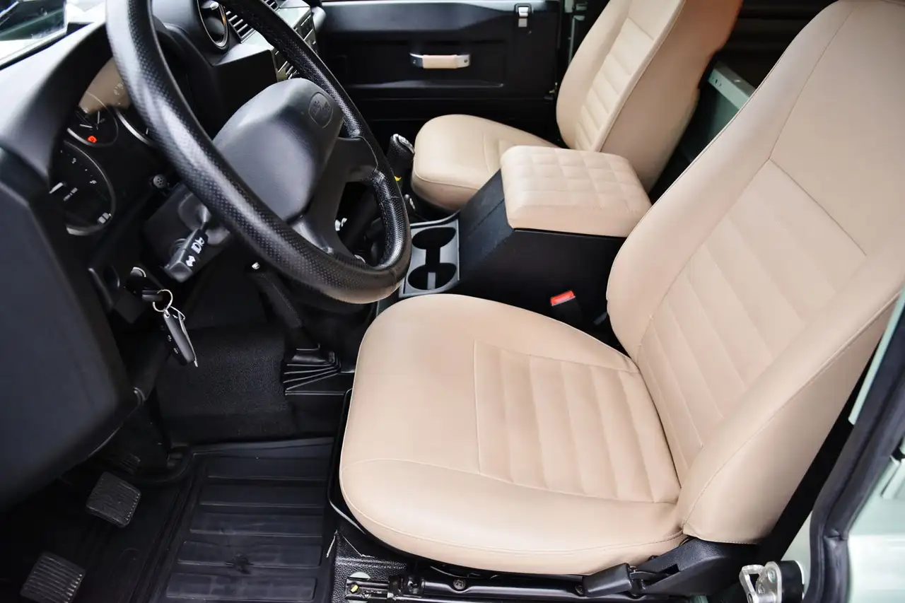 Land Rover Defender - 5