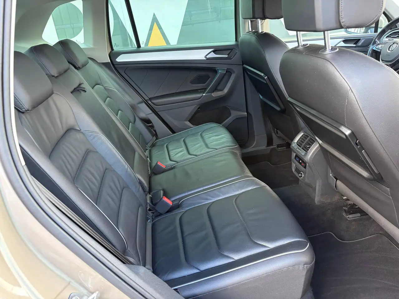 Volkswagen Tiguan - 10