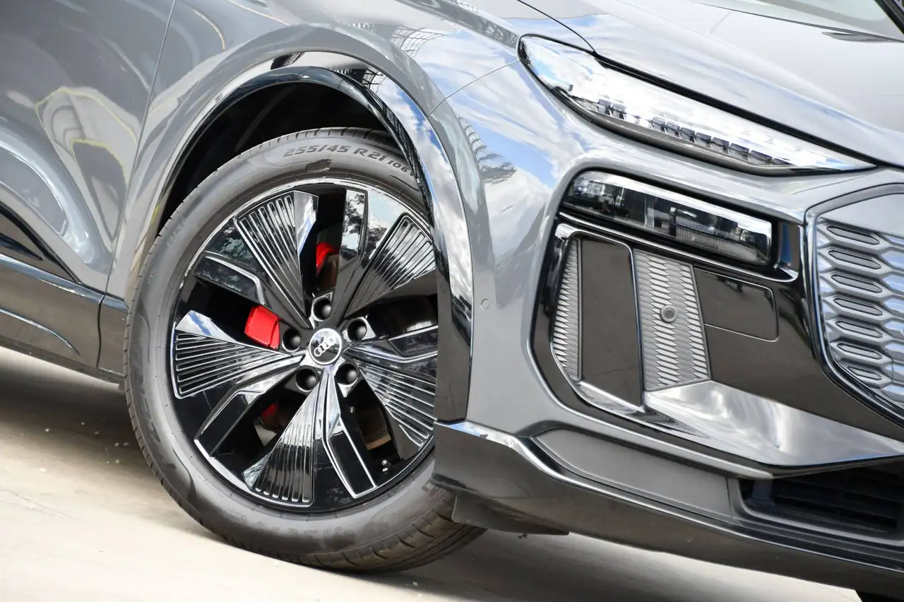 Audi Q6 e-tron - 8
