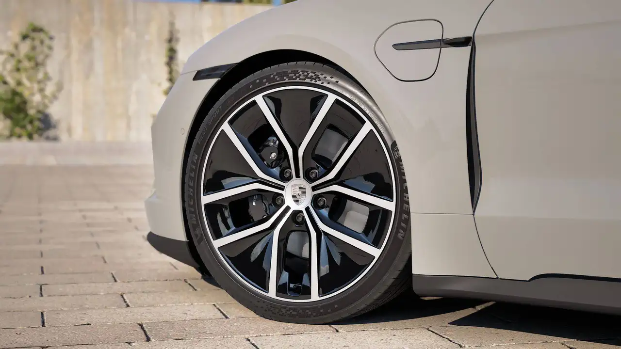 Porsche Taycan - 5