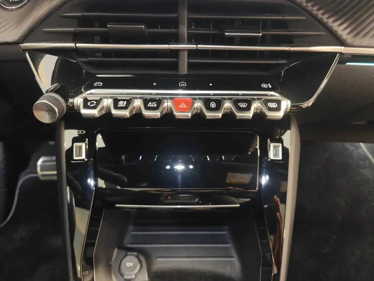 Peugeot 208 - 8