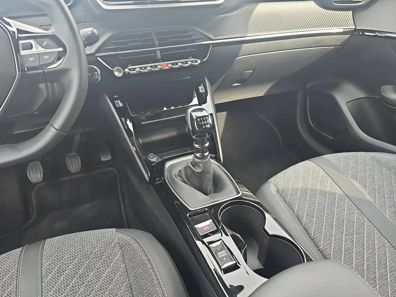 Peugeot 208 - 12