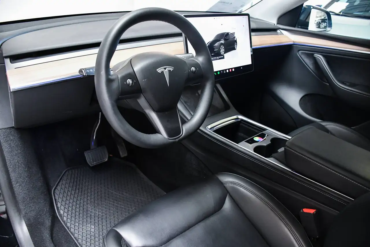 Tesla Model Y - 8