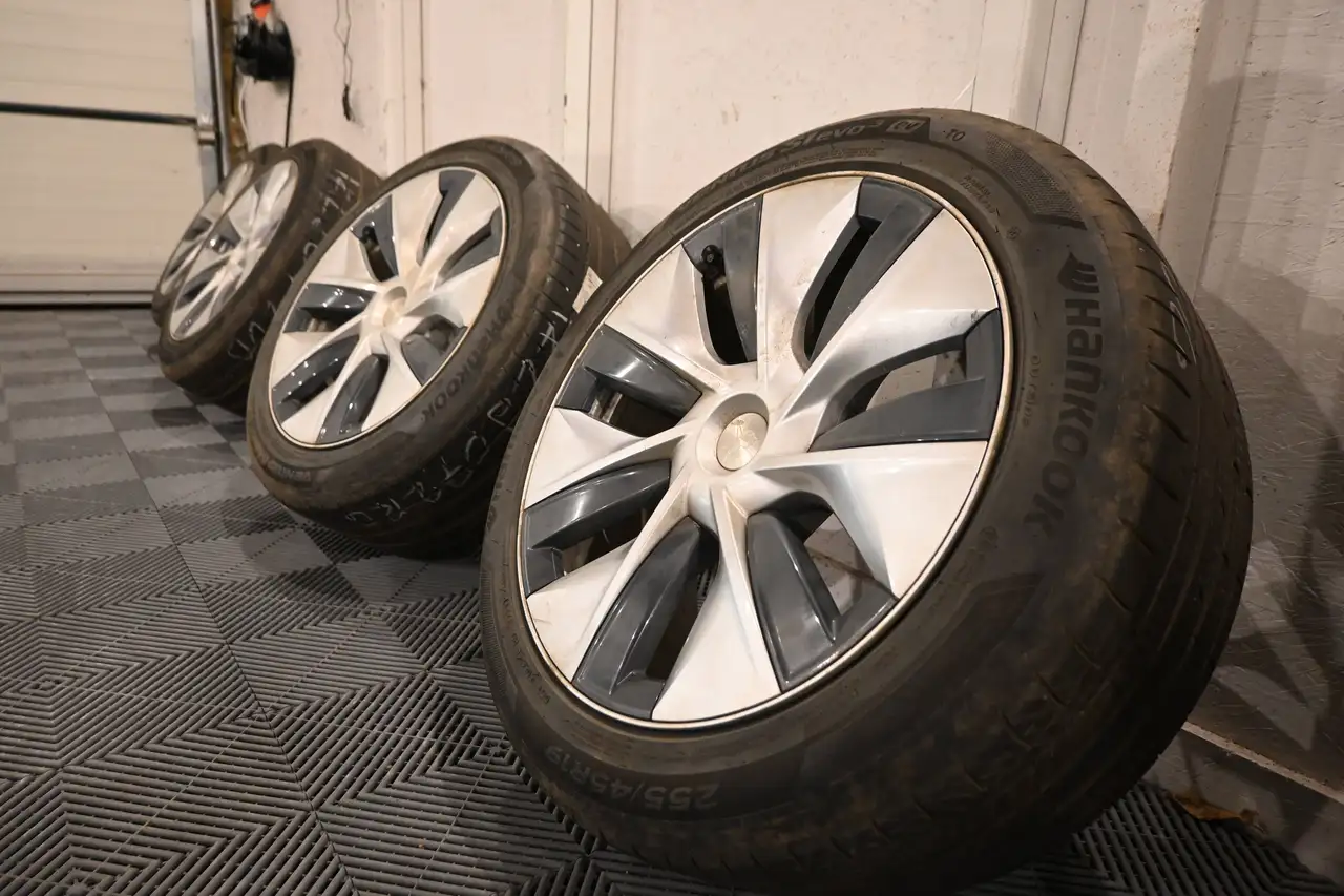 Tesla Model Y - 12