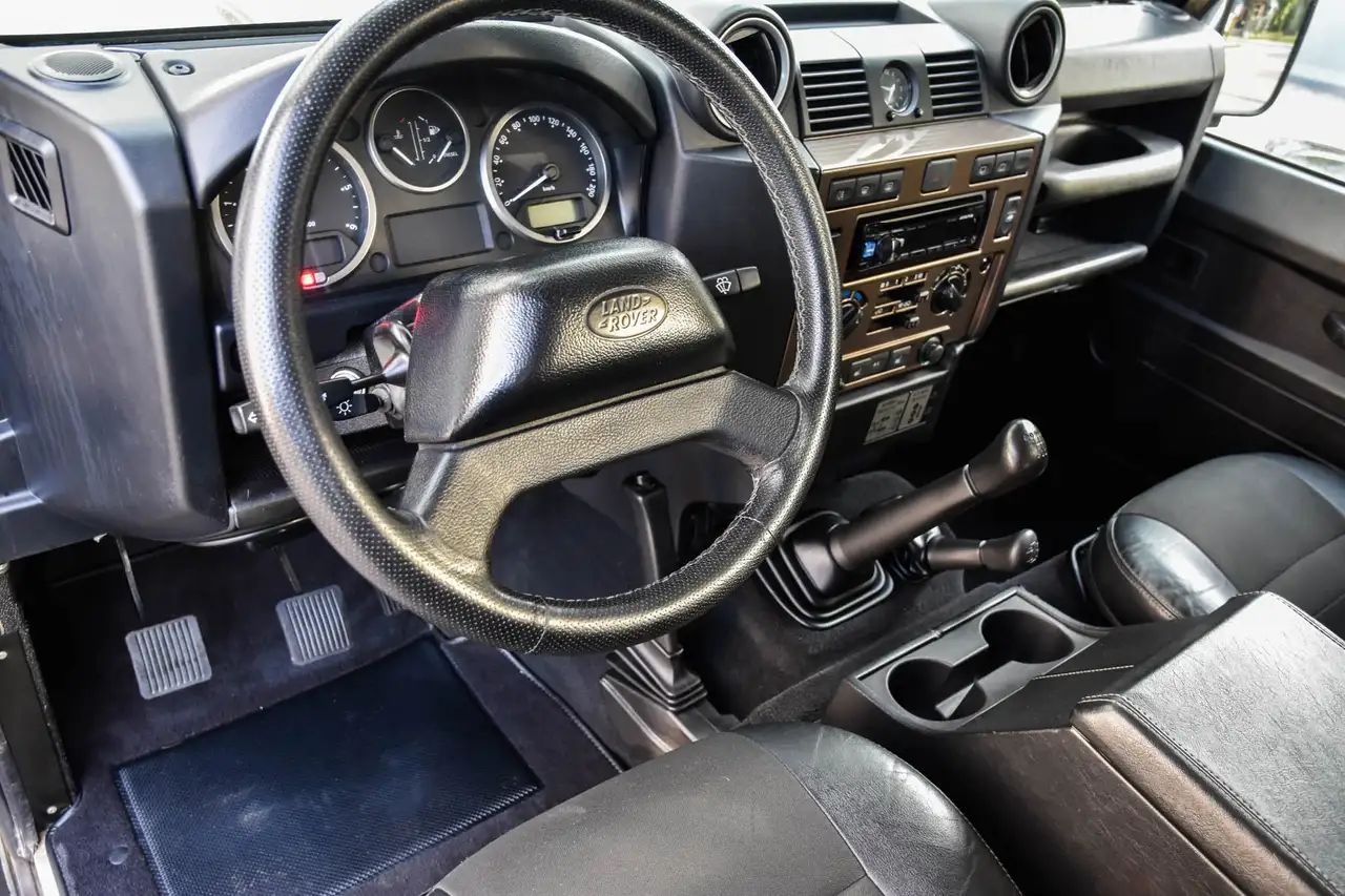 Land Rover Defender - 4